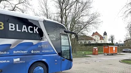 Der Mannschaftsbus des FC Hansa Rostock parkt vor dem Schlosshotel Fleesensee.