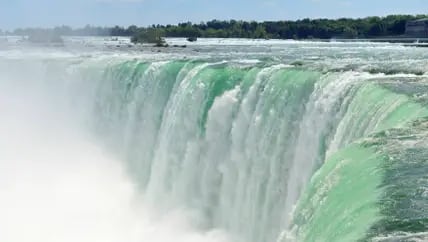 Sie sind nicht die größten, aber die bekanntesten Wasserfälle: die Niagarafälle an der Grenze von USA und Kanada.