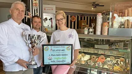 Wolfgang (66), Nick (40) und Susanne Skorwida (54) präsentieren in ihrer Barther Eismanufaktur am Westhafen stolz den Pokal und die Urkunde, die sie für ihr Joghurt-Eis bekommen haben.