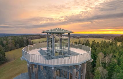 Schwarzwaldromantik: Auf dem Aussichtsturm Himmelsglück bei Schömberg lassen sich schöne Sonnenaufgang- und untergänge erleben.