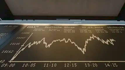 Die Kurve des deutsche Aktienindex (Dax) wird auf einem großen Display angezeigt.