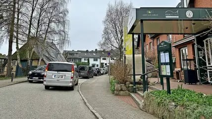 Hinter dem Hotel Birke im Martenshofweg in Kiel ist das Parken auf der Fahrbahn erlaubt. Das nimmt allerdings die Sicht auf die Kurve und kann zu gefährlichen Situationen führen.