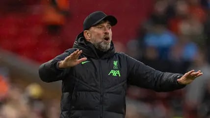 Liverpool-Trainer Jürgen Klopp war mit einer Schiedsrichter-Entscheidung kurz vor dem Ende des Topspiels gegen Manchester City nicht einverstanden.