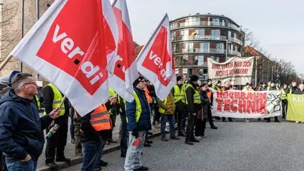 Hochbahnmitarbeiter demonstrieren an der Haltestelle Barmbek.