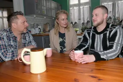 Michael „Michi“ (Lars Pape, l.) und Maren (Eva Mona Rodekirchen) bemerken, dass Jonas (Felix van Deventer) Fortschritte macht., was seine psychische Situation betrifft.