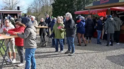 Beim Aktionstag zur Unterstützung des Färbetreibers der Schleifähre „Missunde III“ in Brodersby-Goltoft gab es Getränke und Snacks. Der Erlös kommt dem Fährbetreiber zugute, damit er während der Zeit ohne Einnahmen sein Personal bezahlen kann.