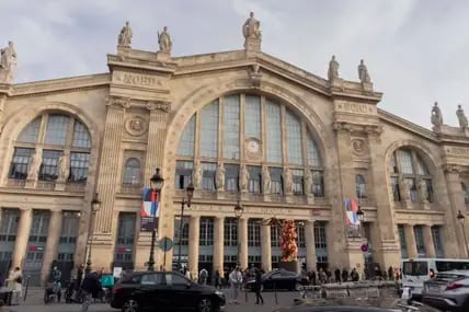 Blick auf die historische Fassade des Gare du Nord in Paris.