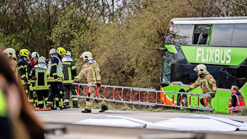 Auf der A9 bei Leipzig zwischen Wiedemar und dem Schkeuditzer Kreuz behelfen sich Einsatzkräfte mit einer Feuerwehrleiter. 