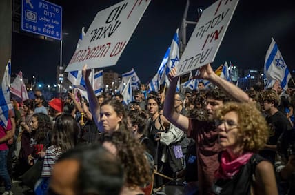 Israelis blockieren während einer Demonstration in Jerusalem Straßen. Ihre Wut richtet sich gegen die rechtsreligiöse Regierung von Premierminister Netanjahu. 