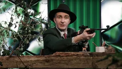 Das Standbild aus der Show „ZDF Magazin Royale" vom 1. März 2024 zeigt den Satiriker Jan Böhmermann mit einem Gewehr.