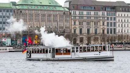 Der Alsterdampfer «St. Georg» fährt über die Binnenalster.