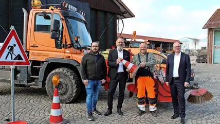 In der Straßenmeisterei Oldenburg hat der Landesbetrieb Straßenbau und Verkehr das Bauprogramm 2024 vorgestellt (v. r.): LBV-Direktor Frank Quirmbach, Jan Baaß von der Straßenmeisterei, Verkehrsminister Claus Ruhe Madsen und Nils Burkhardt, Leiter der Straßenmeisterei.