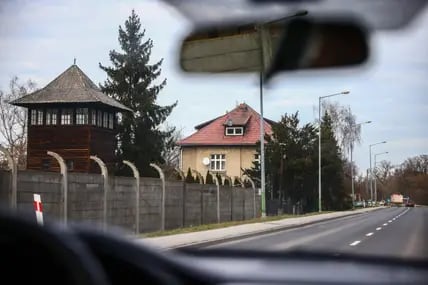 Das Originalhaus der Familie Höß, direkt am Lagerzaun des Konzentrationslagers Auschwitz. 