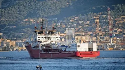 Das Schiff „Ocean Viking“ fährt unter norwegischer Flagge und wird von der Nichtregierungs­organisation SOS Méditerranée betrieben.