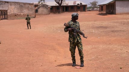 Nigerianische Soldaten patrouillieren an der LEA Primary and Secondary School Kuriga, wo Schüler entführt wurden.