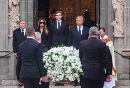 Melania Trump bei einem ihrer seltenen öffentlichen Auftritte, hier bei der Beerdigung ihrer Mutter Amalija. Neben ihr steht ihr Sohn Barron, der sich wie seine Mutter selten in der Öffentlichkeit zeigt.