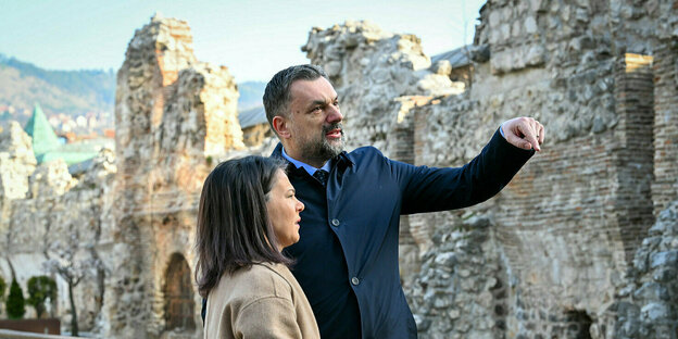 Annalena Baerbock und Elmedin Konakovic in Sarajevo