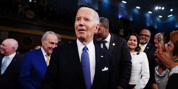 Joe Biden und andere Menschen, er blickt nach oben