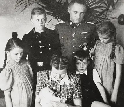 Familie Höß, Vater Rudolf Höß, Lagerkommandant, daneben der älteste Sohn Klaus, vorn Heidetraut (r.), Ingebrigitt, (l.), Hans-Jürgen und Mutter Hedwig mit dem jüngsten Töchterchen Annegret. 