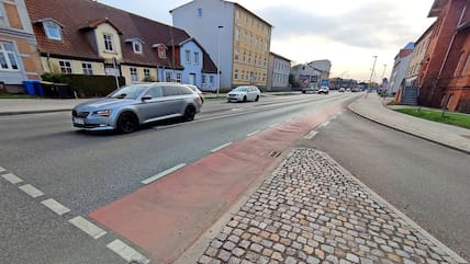 Rote Markierungen wie auf dem Tribseer Damm sollen punktuell die Sicherheit für Radfahrer im Straßenverkehr erhöhen.