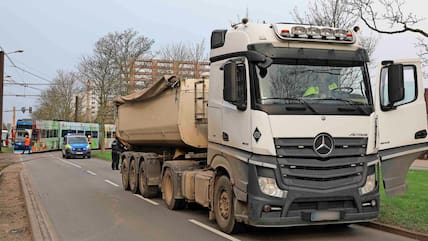 Dieser Lkw ist am 28. März im Rostocker Stadtteil Lütten Klein mit einer Straßenbahn zusammengestoßen.