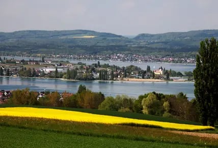 Blick vom schweizerischen Ufer auf die Insel Reichenau im Bodensee.