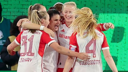 Die Frauen-Mannschaft des FC Bayern hat das Bundesliga-Topspiel beim VfL Wolfsburg deutlich für sich entschieden.