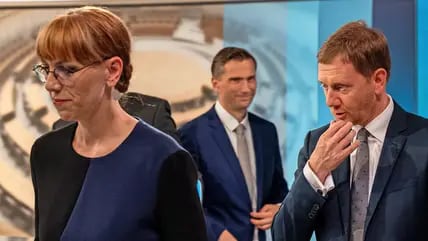 Am Wahlabend 2019 blickten Katja Meier (Grüne), Michael Kretschmer (CDU/rechts) und Martin Dulig (SPD) im TV-Studio auf das Wahlergebnis. Nach der Wahl war schnell klar, dass alles auf Schwarz-Grün-Rot hinauslief. Heute fragen sich aber auch die Grünen, wo eigentlich der Michael Kretschmer mit seinen Ansichten von 2018/2019 hin ist.