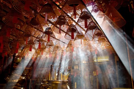 Blick in einen Tempel, in dem die Sonne reinscheint und den Nebel anleuchtet.