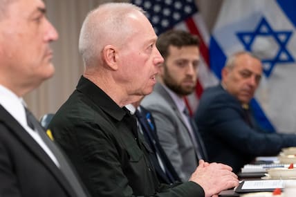 Joav Galant (zweiter von links), Verteidigungsminister von Israel, trifft US-Verteidigungsminister Austin im Pentagon. 