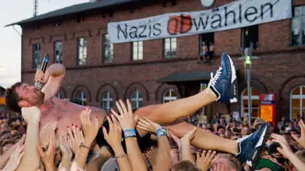 Im August 2018 trat der Rostocker Rapper Marteria (Marten Laciny) vor dem Anklamer Demokratiebahnhof auf.