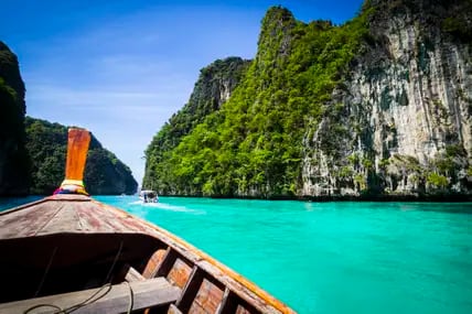 Foto aus Boot in Ko Phi Phi Leh mit grüne Steilfelsen im Hintergrund