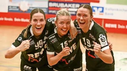 Kristin Rakowski (v.li.), Katharina Rahn und Carina Büchel haben allen Grund zu jubeln. Sie bezwangen mit dem SV Henstedt-Ulzburg den SV Pfeffersport Berlin und sicherten sich den Klassenerhalt in der 3. Liga.