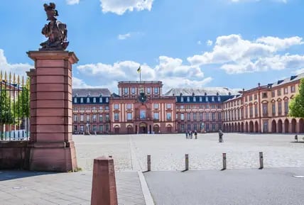 Der Ehrenhof mit dem Hauptportal vom Residenzschloss, Mannheim.