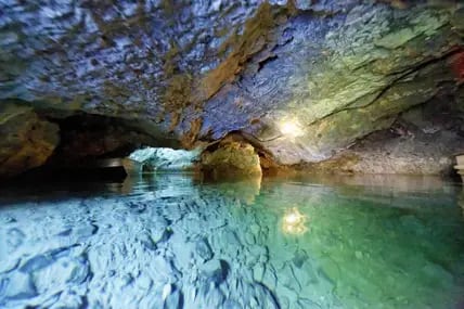 Magische Stimmung in der Wimsener Höhle, der einzigen mit einem Boot befahrbaren Wasserhöhle Deutschlands.