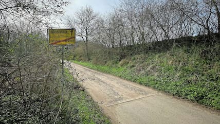 Statt der sandigen Buckelpiste soll es hier künftig Betonspuren geben. Ob das auch Touristen auf die Suche nach Alternativrouten anlockt?