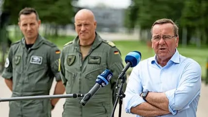 Luftwaffen-Inspekteur Ingo Gerhartz (Mitte) steht hinter Bundesverteidigungsminister Boris Pistorius (SPD, rechts). Pistorius wird trotz der Abhöraffäre wohl auch hinter Gerharzt stehen.