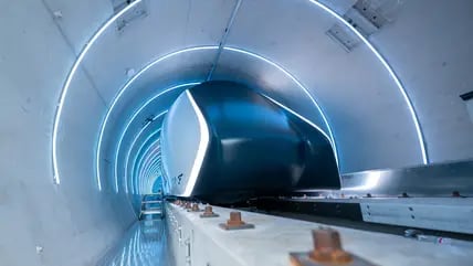 Die Hyperloop-Teststrecke der Technischen Universität München (TUM) umfasst eine 24 Meter lange Vakuumröhre aus Beton und ein Passagierfahrzeug.