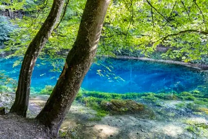 Blick auf den Blautopf mit seinem leuchten blauen Wasser.