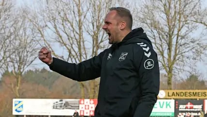 SV Todesfeldes Trainer Björn Sörensen ballt die Faust. Gerade ist seine Mannschaft gegen den Eckernförder SV in Führung gegangen.