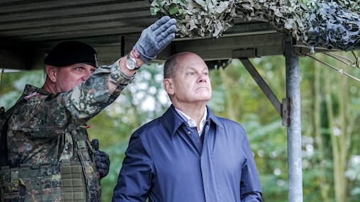 Bundeskanzler Olaf Scholz (SPD) beobachtet eine Fähigkeitsdemonstration der Territorialen Verfügungsgruppe auf dem Militärflughafen Köln-Wahn.