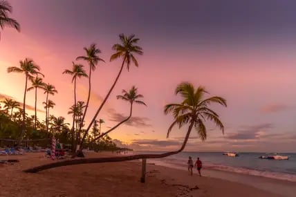 Ein rosa Sonnenuntergang an einem Strand in der Dominikanischen Republik.