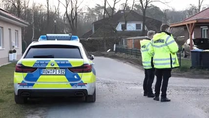 Polizei steht in einem Wohngebiet, nachdem Schüsse gefallen sind. Die Polizei ermittelt nach Schüssen im Landkreis Rotenburg wegen möglicher Kapitaldelikte. Es gebe zwei Tatorte – einen in einem Einfamilienhaus in Westervesede in der Gemeinde Scheeßel, außerdem in Bothel im Landkreis Rotenburg.