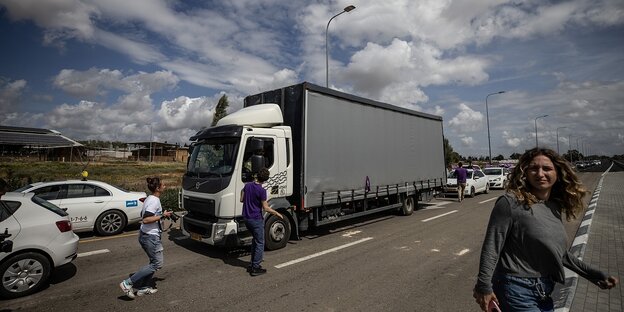 Ein LKW steht in einer Autoschlange