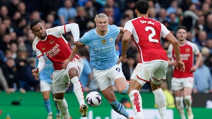 Heißes Duell über 90 Minuten: Erling Haaland für Manchester City gegen Arsenal-Verteidiger Gabriel (links).