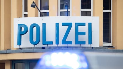 Ein Einsatzwagen der Polizei steht vor einer Dienststelle. Ein Arzt soll eine Vierzehnjährige vergewaltigt haben (Symbolbild).