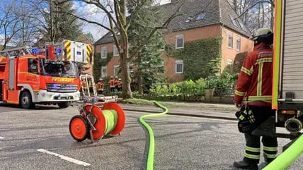 Ein Küchenbrand in der Hofholzallee in Kiel hielt am Sonnabend die Feuerwehr auf Trab.