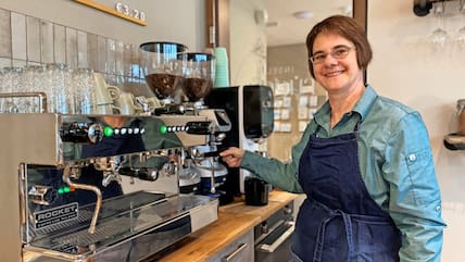 Kathleen Dittert-Settegast eröffnet in Binz das Café „Michel's“.