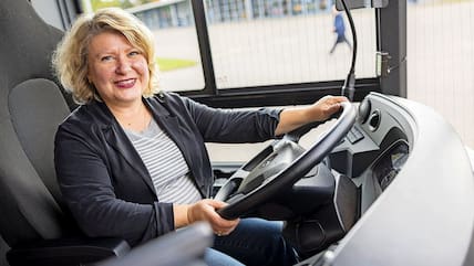 Bausenatorin Joanna Hagen (parteilos) muss elf Buslinien über die Falkenstraße umlenken.