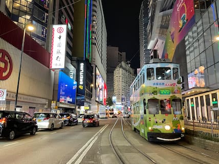 Wer nicht laufen will, kann in Hongkong seit der britischen Kolonialzeit auch mit Doppelstockstraßenbahnen fahren.